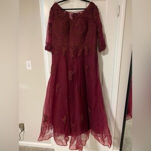 Elegant Burgundy Lace Mother of the Bride/Groom or Evening Gown